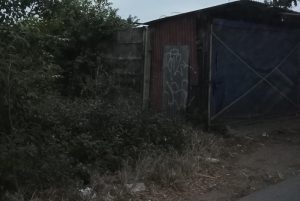 Jalan raya Cadas-Sepatan diduga macet setiap hari kerja, disebabkan jualan di trotoar.