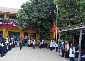 Para siswa/si juga ikut hormat pada tiang bendera merah putih sedang di naikan oleh tim siswa/si kelas VI.