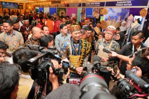 Tandatangani Lukisan untuk Sampul Buku, Cerita Tanah Ulayat Hari Ini Menteri AHY: Terus Perjuangkan Hak dan Kesejahteraan Masyarakat Adat.
