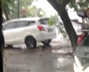 Warga juga ada yang mengucapkan Alhamdulillah hujan, semoga berkah.