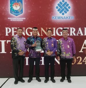 Pj Bupati Tangerang Terima Penghargaan Paritrana Award 2024.
