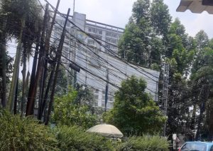 Perusahaan BUMN, kabel yang di depan Kantor Exspress moderland tidak terawat.