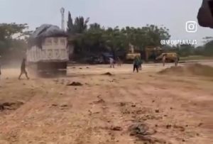 Tanah tanda hujan, di gali cuma janji di kupas tetapi sekarang sudah berlubang kayak tambang emas di papua.