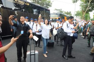 Seluruh anggota kabinet pun berangkat menggunakan pesawat Hercules C130J dari Bandara Halim Perdanakusuma, Jakarta.