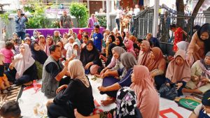 Sapa Warga Curug Sangereng, Maesyal Rasyid Simulasikan Pencoblosan Nomor Urut 2.