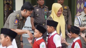 Satpol PP Sosialisasi Perda dan Tugasnya di SD Insan Robbani.