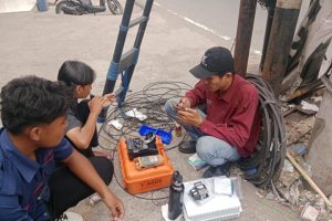 Sudah memakai frekunsi stelit, dan tidak memliki izin dari Kominfo.