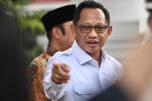 Mendagri minta bupati Tangerang berikan sanksi penjabat 1 organisasi masih hubungan saudara.