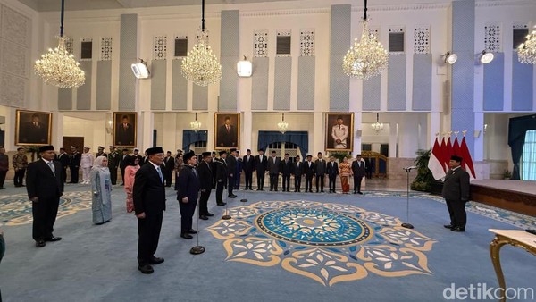 Sekitar 11 orang yang di lantik oleh Presiden RI tadi Sore di Istana Negara Jakarta.