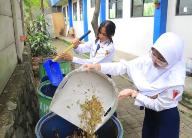 DINAS PENDIDIKAN KOTA TANGERANG AJAK PARA SISWA DAN GURU UNTUK JAGA KEBERSIHAN LINGKUNG SERTA SEKOLAH.
