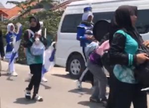 Menyalakan obor pada malam hari deng keliling, menggingatkan pada para pahlawan dan tumbuh Inovasi baru.