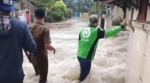 Tangisan warga Perumahan Pinang rumahnya tergenang air hujan tak bisa di bendung lagi.