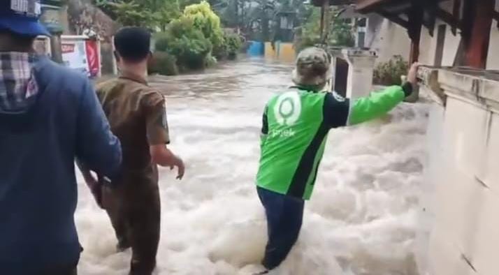 Tangisan warga Perumahan Pinang rumahnya tergenang air hujan tak bisa di bendung lagi.