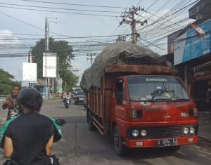 Dishub Kab Tangerang tidak patuh pada perda, mobil truknya di biarkan.