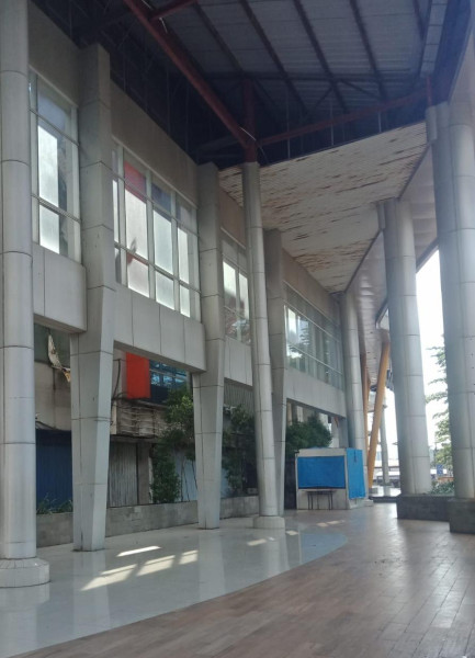 Para toko di Icon moll tampak sepih, di tinggalkan penghuninya.