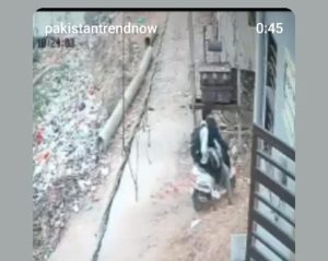 Anak muda yang sedang parkir di rumah kosong di sambar listrik.
