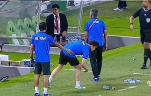 Akhirnya di halau keluar karena sudah membuat curang.