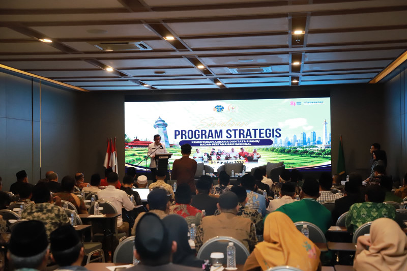 Syibli Syarjaya, dengan moderator Ketua Bidang Ekonomi PB Mathla’ul Anwar sekaligus Wakil Dekan FEB UIN Sultan Maulana Hasanuddin Banten, Efi Syarifudin.